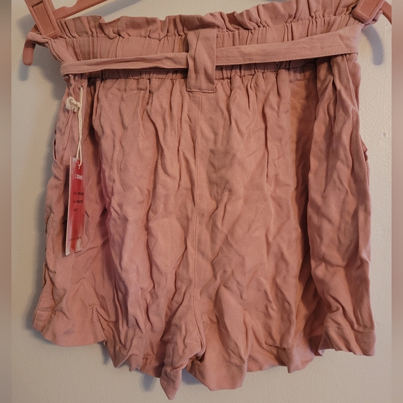 Flowy shorts with belt - Picture 2 of 3